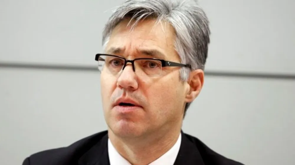 Medtem ko i&scaron;če država partnerja za NLB, ki bi v banko vložil  potrebnih 400 milijonov evrov dokapitalizacije, so nadzorniki  banke z včeraj objavljenim javnim razpisom začeli iskati  novega predsednika banke. Ta bo zamenjal Boža Ja&scaron;oviča (na  fotografiji), ki je konec minulega leta odstopil.