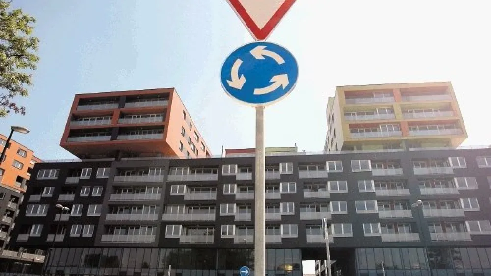 Na prvi dražbi stanovanj v Celov&scaron;kih dvorih je stečajni upravitelj od 52 stanovanj prodal dve, v novem paketu bo &scaron;e 350 stanovanj, a, kot napoveduje, znižanja cen za zdaj ni pričakovati.