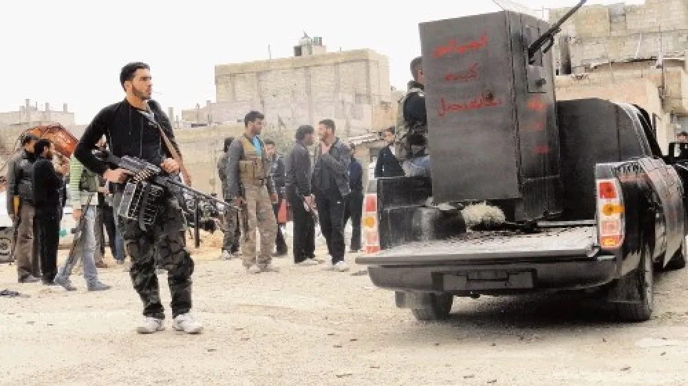 Uporniki Svobodne sirske vojske so se v četrtek iz taktičnih razlogov umaknili iz Babe Amra, oblegane četrti Homsa.