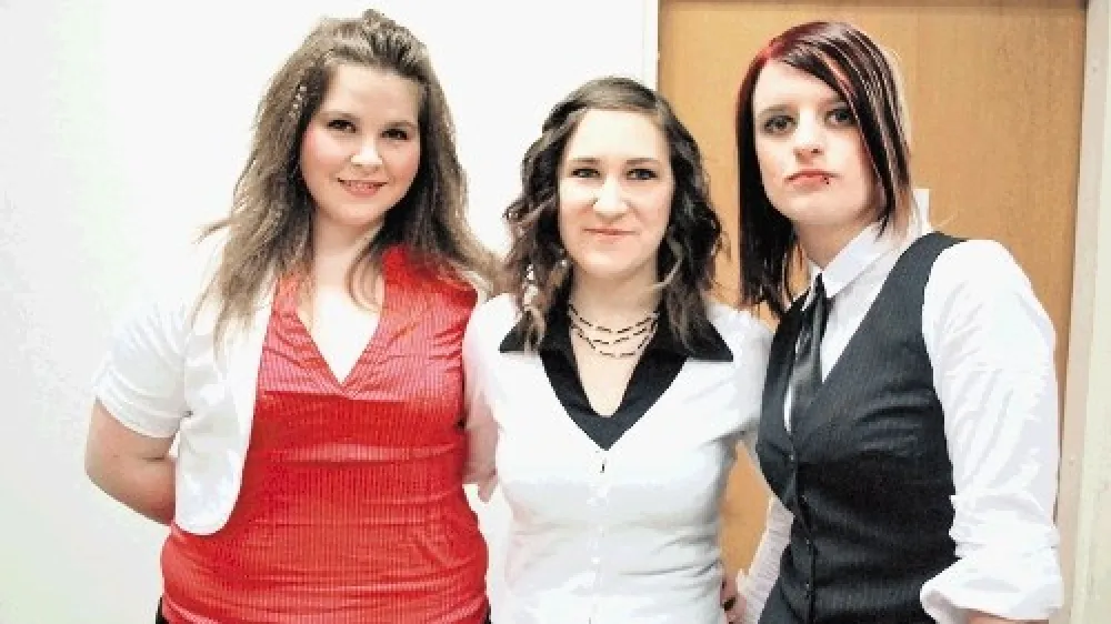 Damjana Božič, Lara Sovič in Ur&scaron;ka Samec so obvezni &scaron;olski projekt dvignile na  vi&scaron;jo raven in tako  priskočile na pomoč kočevski družini v hudi stiski.