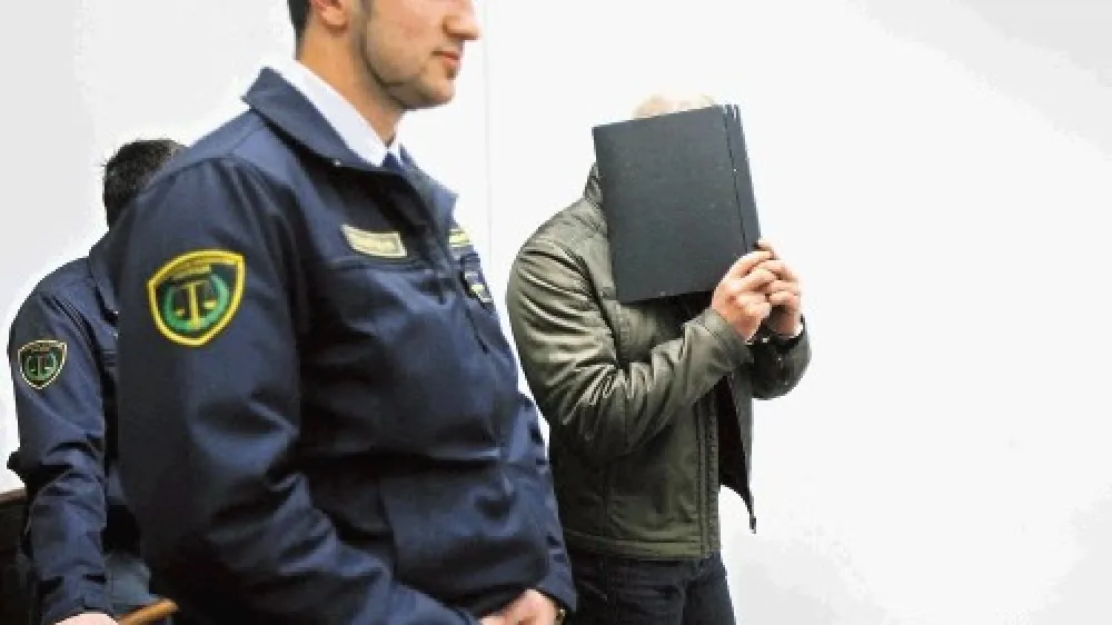 Damjan Puzavac se pred fotografskimi objektivi vedno skriva.