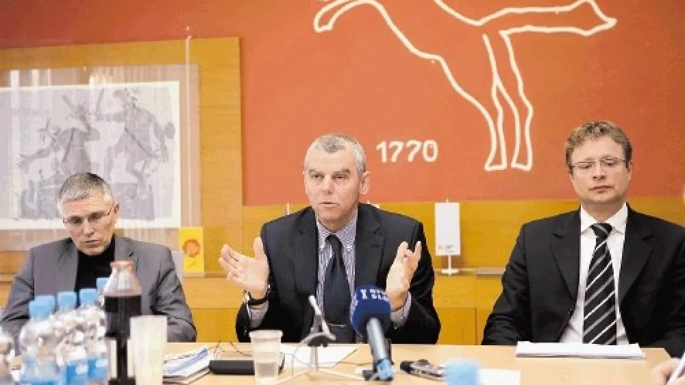 Uprava rade&scaron;ke papirnice, (z leve) Janez Pezdirc, Peter Tevž in Janez Pelhan, je kritična tudi do dela prisilnega upravitelja Boruta Sokliča, ki je po njihovih besedah zelo nekooperativen.