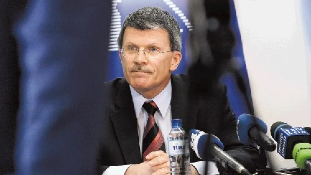 Banke se bodo morale v naslednjih tednih odločiti, ali bosta Finetol in Maksima Invest končala v stečaju ali pa bodo banke prek pretvorbe polovice posojil v njun kapital prevzele lastni&scaron;ki in upravljalski nadzor nad sistemom NFD, ki  ga vodi Stanislav Valant.