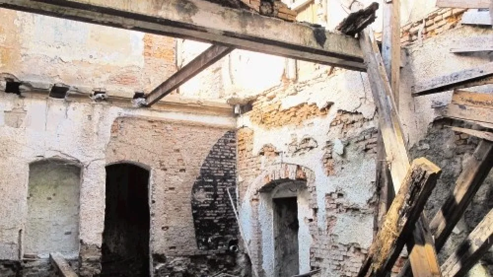 Tik ob sprehajalni poti je ena večjih turističnih sramot Bleda  in Slovenije.