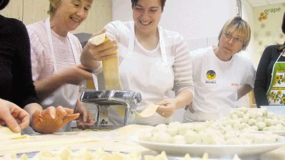 Testo za žlikrofe je iz moke, jajc in vode, podobno kot za rezance, le malo mehkej&scaron;e. Tudi pri valjanju si mojstri pomagajo  kar z &raquo;ma&scaron;ino&laquo; za rezance.