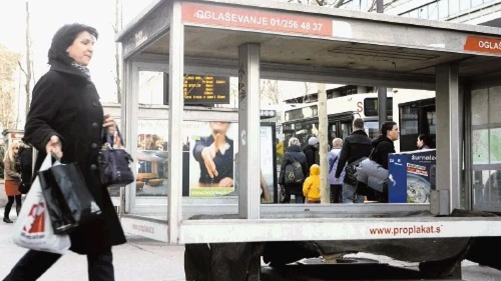 Dve razbiti vitrini na Bavarskem dvoru naj bi v kratkem  na  svoje stro&scaron;ke zasilno uredila zainteresirana najemnika, ena pa  bo tako kot že vrsto let ostala prazna.