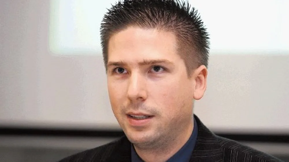 Ker jim PSL Storitve že dlje časa ne plačujejo niti obresti, premoženje družbe  pa se vse bolj krči, so banke upravljanje največje nedržavne lastnice Save vzele  v svoje roke. Tako je na zahtevo bank vodenje družbe prevzel Jure Hartman,  nekdanji vodja investicijskega bančni&scaron;tva v Probanki, ki naj bi bila tudi ena  največjih upnic PSL Storitev.