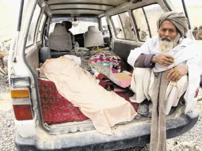 Svojci so trupla sorodnikov iz okrožja Pandžvaji odvažali z avtomobili. Med ubitimi je bilo devet otrok in &scaron;tiri ženske.
