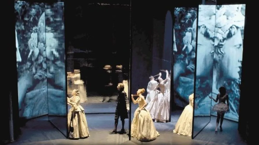 V mariborski postavitvi prirejenih Laclosovih Nevarnih razmerij v režiji  Aleksandra Popovskega ob estetizirani &raquo;celostni podobi&laquo; izstopajo predvsem  igralsko dognani liki.