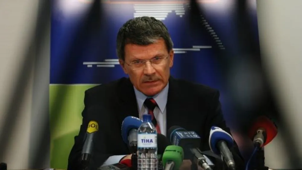 Če bo Stanislav  Valant želel  preprečiti stečaj  Finetola in  Maksime Investa  ter s tem tudi  finančni zlom  celotnega  omrežja NFD, bo  moral zapustiti  mesto  predsednika  uprave NFD  Holdinga. To je  namreč eden od  ključnih pogojev  bank, ki jim  družbe iz Skupine  NFD dolgujejo  okoli 200  milijonov evrov.