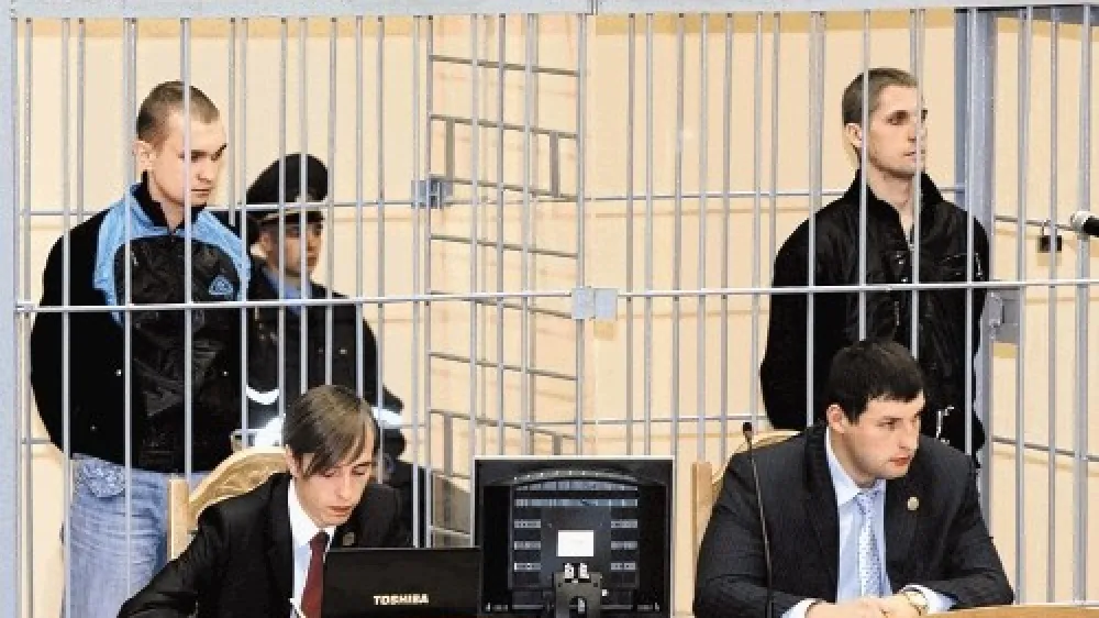 Belorusija je v soboto sporočila, da je usmrtila  26-letna Vladislava Kovaljova in  Dmitrija Konovalova (na sliki stojita), ter bila deležna novih glasnih kritik.