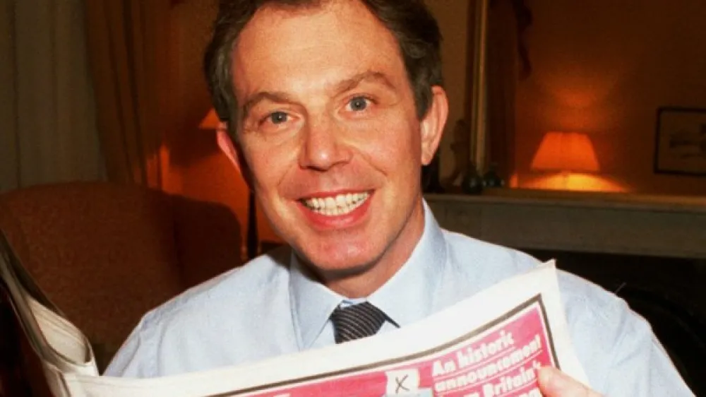 Tony Blair je na začetku bliskovitega vzpona na vrh britanske  politike dobil "nepričakovano" podporo Murdochovega  desnega tabloida The Sun.