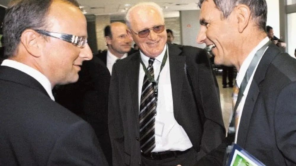 Radovan Žerjav in Peter Vrisk se ne rokujeta več, kot sta se na tej fotografiji. Vrisk očita Žerjavu, da izvaja gonjo proti njemu,  kdo vse naj bi &scaron;e bil vpleten v to, pa Vrisk opi&scaron;e: "Kmečki glas je v stoodstotni lasti KD Kapitala Matjaža Gantarja (Vrisk in  Gantar sta v sporu zaradi Deželne banke Slovenije, ki  mu jo je Vrisk 'speljal', op. p.). In tam se pač pelje načrtna politika proti  zadrugam in osebno proti meni. Kolikor mi je znano, to politiko v Kmečkem glasu v ozadju pelje Marjan Podobnik. Samo  spra&scaron;ujem se, kdaj bo imel kdo od novinarjev tega dovolj in bo spregovoril. Če pogledate Kmečki glas, ni v njem nikoli ene lepe  besede ne o zadrugah ne o meni, iz tega, kdo se pojavlja v njem, pa se jasno kaže povezava KD Group-Matjaž Gantar-vrh SLS."