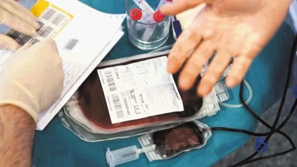 Imunoglobulini so  v primeru Zavoda za transfuzijsko medicino   izdelani iz plazme slovenskih krvodajalcev, pri Kemofarmaciji  oziroma CSL Behring pa ne. Ob revizijskem zahtevku v  ljubljanskem UKC se je odprlo vpra&scaron;anje, ali to upravičuje   omejevanje konkurence. Zdravniki opozarjajo, da ne bi smeli  gledati le na ceno.