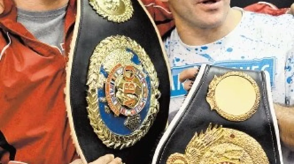 Slovenska boksarska  junaka: 
Denis Simčič (levo) in Dejan Zavec.