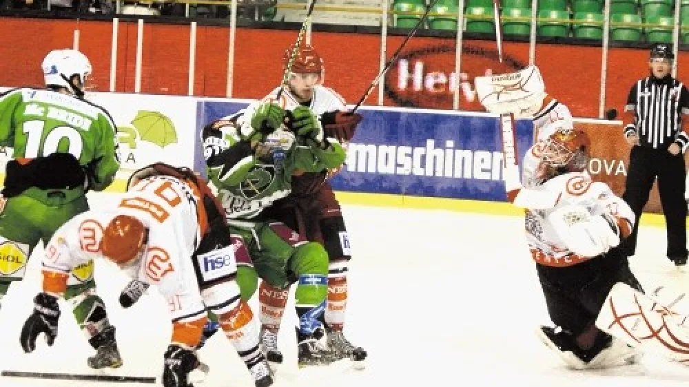 Hokejisti Olimpije in Jesenic bodo danes nadaljevali boj za državno zvezdico. Po tekmi v Tivoliju se serija seli na Jesenice.
