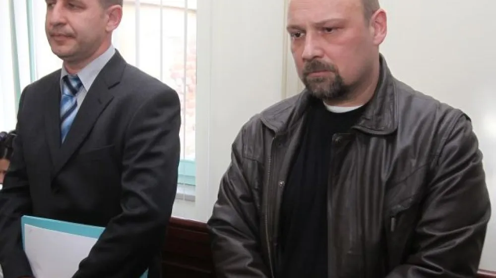 Kriminalist Du&scaron;an Mikolčević (levo) in policijski in&scaron;pektor Ale&scaron; Conradi se včeraj &scaron;e nista zagovarjala, ker je bilo sojenje preloženo.