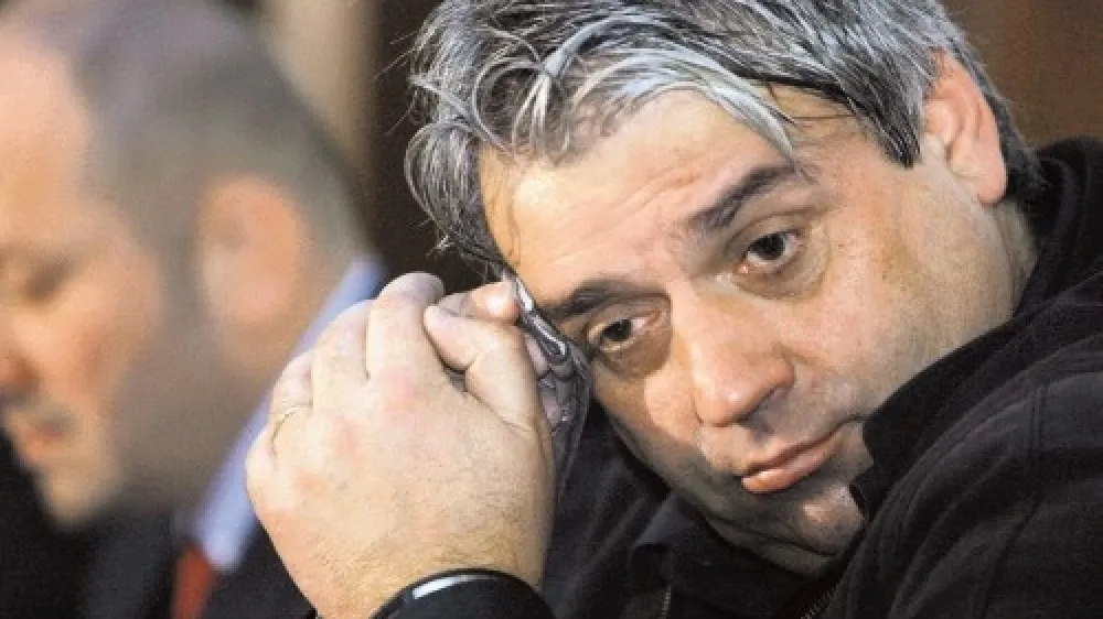 Kulturno dru&scaron;tvo Godba Slovenskih železnic, ki ga vodi delavski direktor Slovenskih železnic Albert Pavlič, iz leta v leto bolj cveti, čeprav se njegov edini sponzor koplje v večmilijonski izgubi. Če se je to dru&scaron;tvo leta 2005 financiralo zgolj s članarinami, zdaj od družb iz Skupine Slovenske  železnice dobi več kot 100.000 evrov letnih donacij in sponzorstev.