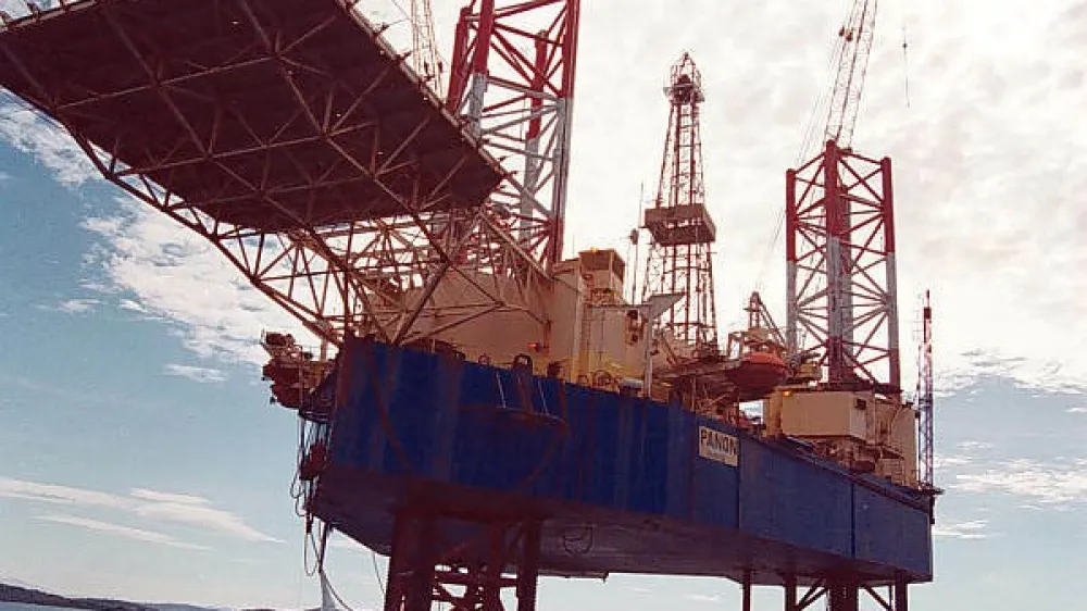 Nadaljnja rast cen surove nafte, ki je posledica vse ostrej&scaron;ih političnih pritiskov na  Iran, bi lahko resno ogrozila &scaron;ibko svetovno gospodarsko okrevanje. Tako  zahodne  države  z ZDA na čelu, ob pomoči Kitajske, Indije in Japonske, razmi&scaron;ljajo o  sprostitvi strate&scaron;kih zalog nafte, s katerimi bi vsaj kratkoročno znižale tržno ceno  sodčka surove nafte. Sprostitev zalog in embargo EU na iransko nafto bi bila  lahko &scaron;e posebno boleča za države, kot so Nemčija, Francija, &Scaron;panija, Belgija in  Portugalska, ki na dan iz Irana uvozijo za 700.000 sodčkov nafte.