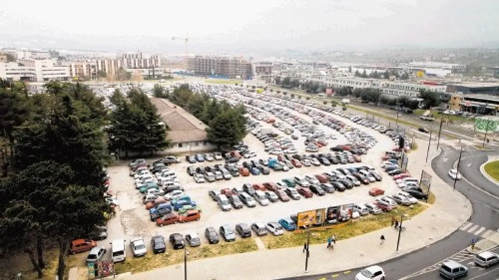 Na ogromnem zemlji&scaron;ču ob Ferrarski ulici v Kopru vsak dan brezplačno parkira več sto voznikov avtomobilov.