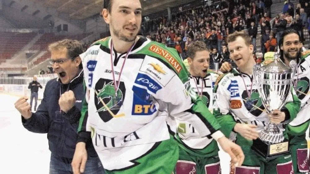 Hannu J&auml;rvenp&auml;&auml; (skrajno levo) iz Ljubljane odhaja z najlep&scaron;imi spomini. Takole je v ponedeljek z Olimpijo osvojil državni naslov.