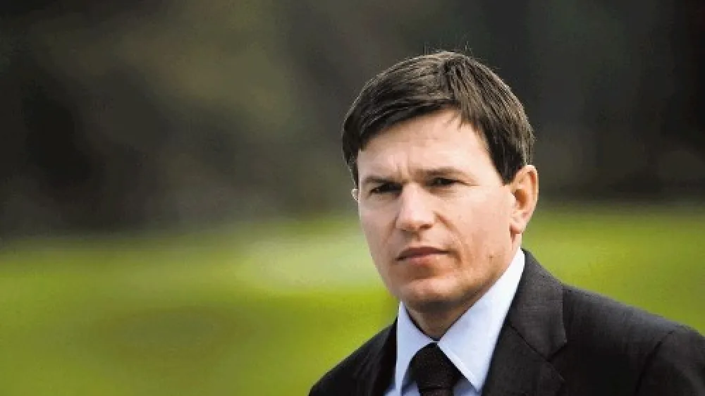 V TE&Scaron; so potrdili,  da je Alstom po  pogodbi o dobavi  opreme za blok 6,  ki jo je podpisal  Uro&scaron; Rotnik (na  fotografiji), pripravil  oceno vrednosti  montažnih del. Ta  po na&scaron;ih podatkih  zna&scaron;a 215 milijonov  evrov, kar je 115  milijonov več od  ocene iz  investicijskega  programa.