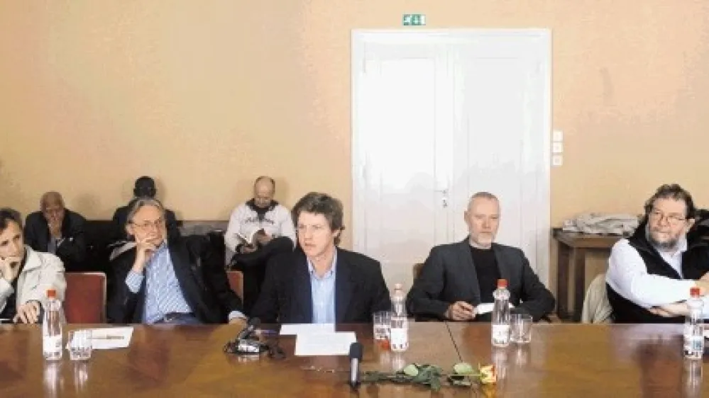 Udeleženci včeraj&scaron;nje okrogle mize (od leve proti desni): sociolog Marjan Smrke, politolog Iztok Simoniti, avtor knjige Primož &Scaron;terbenc, politolog Milan Brglez in Dnevnikov novinar Ervin Hladnik - Milharčič.