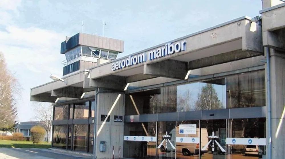 Poleg dobrega pol milijona kupnine  bi moral morebitni  prevzemnik Aerodroma  Maribor za vzpostavitev nemotenega poslovanja podjetja   vložiti &scaron;e nekaj  milijonov evrov.