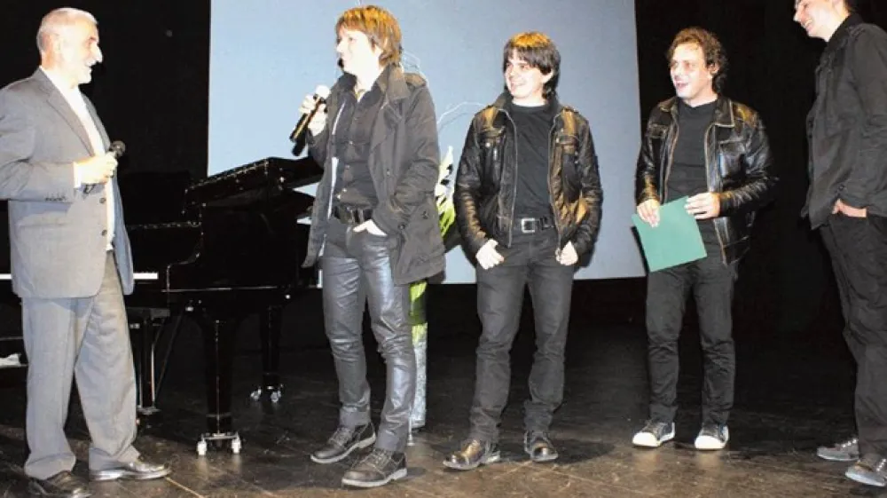 Marjan Polj&scaron;ak (levo) je letos posebej nagradil najuspe&scaron;nej&scaron;e  občanke in občane, med njimi so bili tudi rokerji skupine  Skalp (na sliki) iz Ajdov&scaron;čine