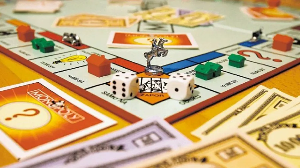 Podjetje, ki je bilo uradni zastopnik nem&scaron;kega proizvajalca igrač Hasbro (na fotografiji Monopoly), si je s "prijateljskimi" podjetji iz ZDA  in z otoka Man v Irskem morju zagotovilo dovolj  glasov za potrditev prisilne poravnave in odpis več milijonov evrov dolga. Načrte jim je  prekrižal upnik, s katerim so se sprli zaradi pol milijona evrov dolga, tako da je podjetje družine Kandus nazadnje končalo v stečaju.