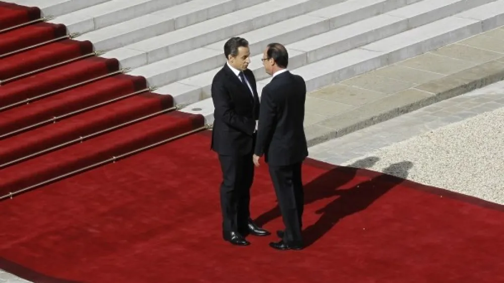 Bivši predsednik Nicolas Sarkozy in njegov naslednik François Hollande sta si  ob primopredaji poslov segla v roke.