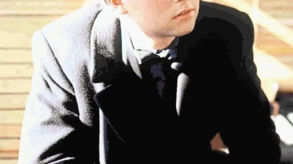 Vito Žuraj: Naslov Warm Up je skladbi podelil solist praizvedbe Saar Berger, &scaron;e preden je bila napisana prva nota. Med &scaron;tudijem pri Ensemble Modern sva veliko časa raziskovala zvočne zmožnosti roga. Takrat sem ravno zaključeval cikel skladb z naslovi s področja tenisa in Saaru se je spontano utrnila ideja o ogrevanju pred igro. Naslov sem prevzel in uporabil kot prispodobo izraza želje, da v prihodnje zanj napi&scaron;em &scaron;e obsežnej&scaron;o glasbeno obliko.