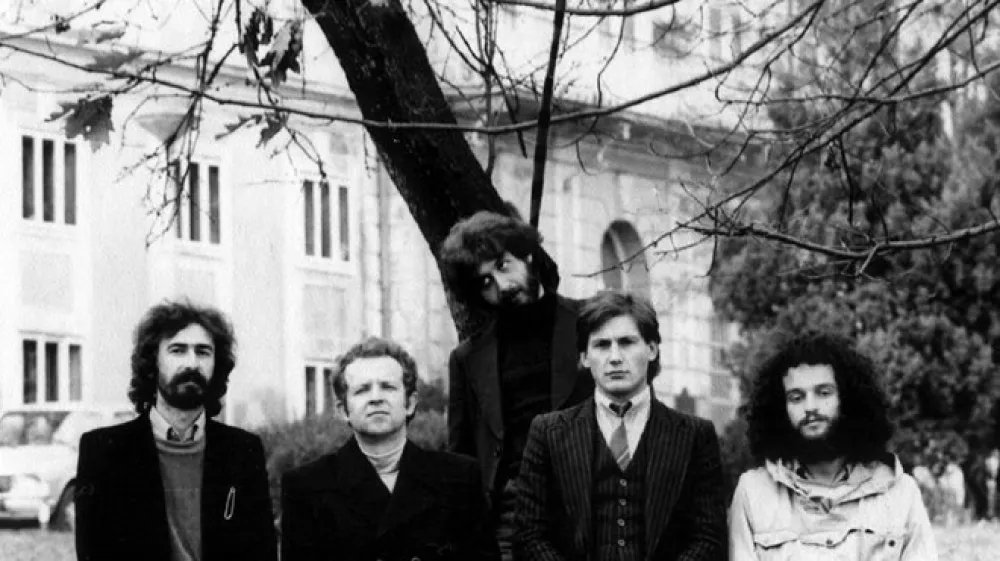 Skupina Buldožer je na na&scaron;i lestvici najbolj&scaron;ih slovenskih rock bendov zasedla prvo mesto (1979).