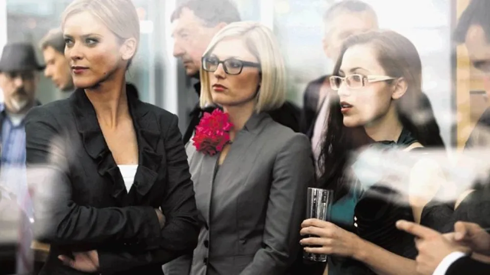 Novo televizijo bodo predstavljali nekateri znani obrazi. Z leve proti desni Živa Rogelj in Jerca Zajc &Scaron;u&scaron;ter&scaron;ič, ki bosta vodili informativno oddajo, ter Maja Martina Merljak, bodoča voditeljica novega resničnostnega &scaron;ova Paradise hotel.