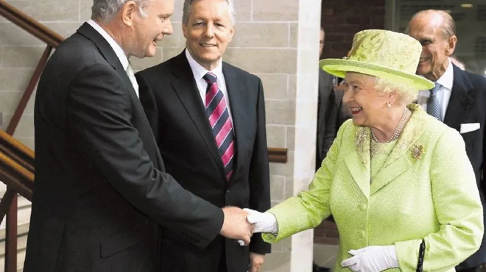 Zgodovinski stisk rok med kraljico Elizabeto in namestnikom severnoirskega premierja Martinom McGuinessom, nekdanjim komandantom Ire.