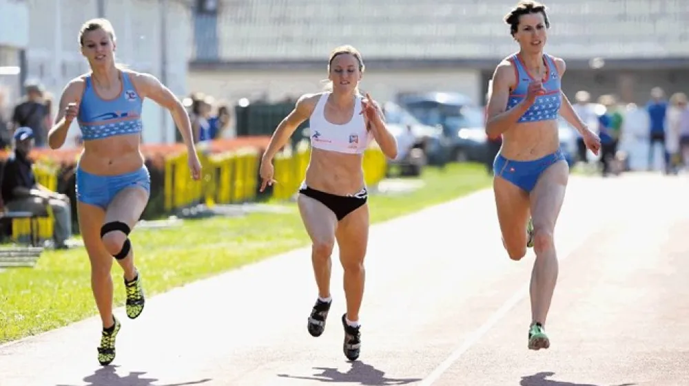 Kristina Žumer (desno, levo je Sara Strajnar, v sredini Nina Kovačič) je v zadnjem desetletju ena najbolj&scaron;ih slovenskih sprinterk. Je redna članica ženske &scaron;tafete 4 x 100 metrov na velikih tekmovanjih, dosega pa tudi norme za posamične nastope na evropskih prvenstvih.