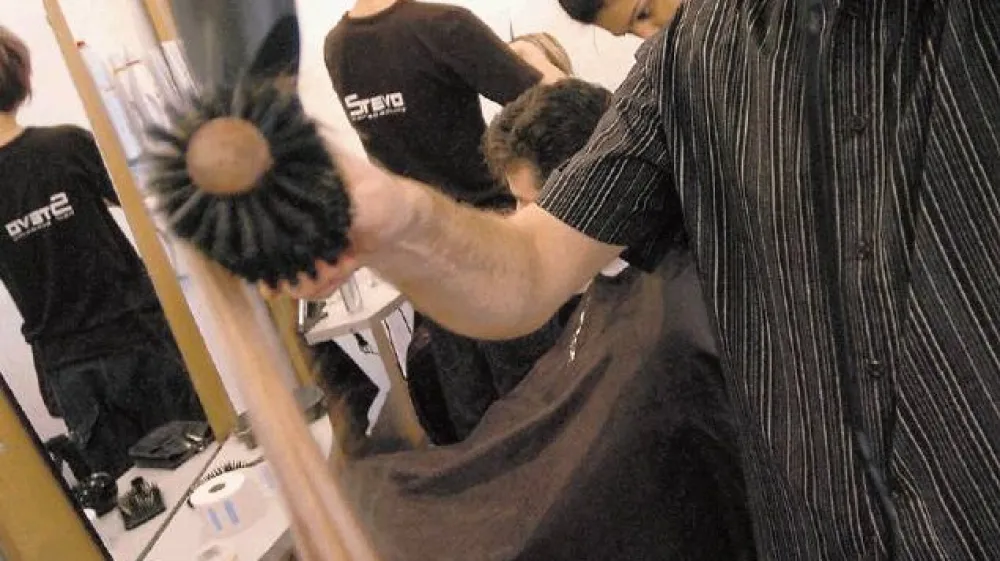 "Po več kot dvajsetih letih ponovno prihajajo v modo lepe glamurozne ženstvene frizure," pravi Stevo Pavlović.