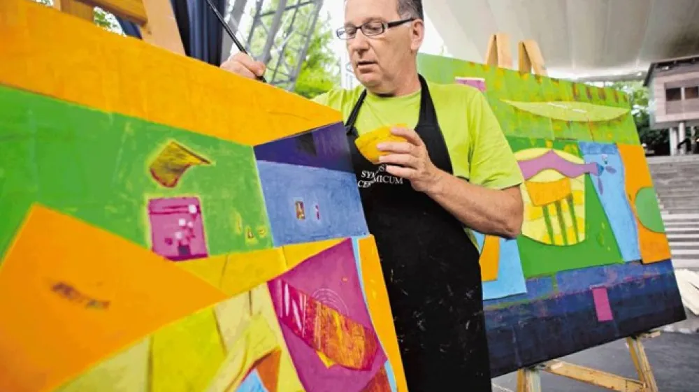 "Ko naključni obiskovalci vstopijo v Križanke, nas opazujejo,  kot da smo igralci v predstavi, ki večno traja," je bil nad  ambientom ustvarjanja navdu&scaron;en Boris Zaplatil.