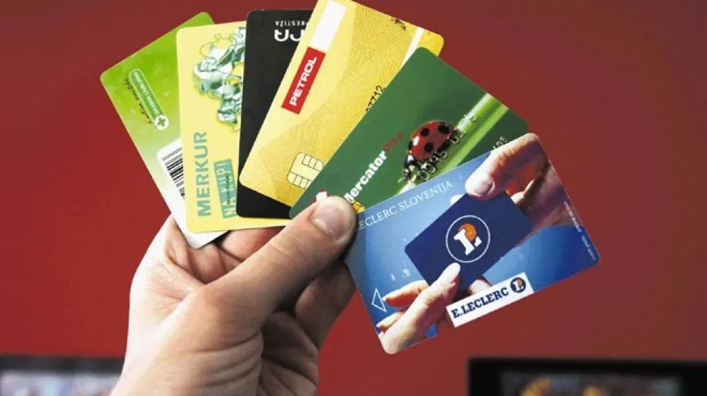 Zaradi kartic in nanje vezanih popustov, ki  so praviloma nizki, kupujemo več in slab&scaron;e izdelke ter se odpovedujemo svoji zasebnosti, svarita Zveza potro&scaron;nikov Slovenije in informacijska poobla&scaron;čenka.