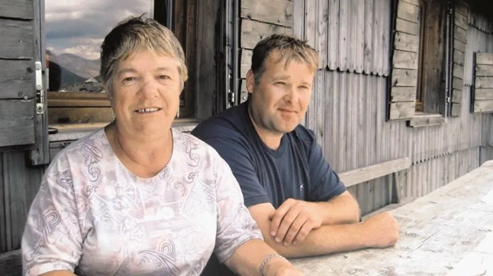 Pastirica Ivanka in pastir Robert z Velike planine menita, da se državi ne bi bilo treba tako zelo bati,  da bi pastirica s 300 evri pokojnine  zaradi neobdavčenega evra ali dveh od prodaje mleka  preveč obogatela.