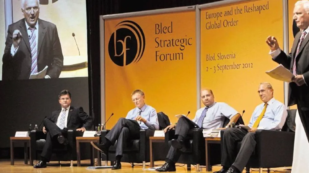 Udeleženci osrednje razprave na blejskem strateškem forumu: (z  desne sedijo) generalni sekretar Organizacije za  gospodarsko sodelovanje in razvoj Angel Gurria, predsednik Evropske banke za obnovo in razvoj Suma Chakrabarti,  evropski komisar za okolje Janez Potočnik ter slovaški zunanji minister Miroslav Lajčak.