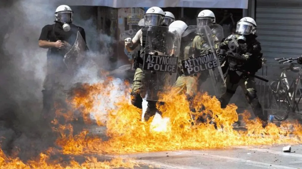 Ko so gr&scaron;ki protestniki pri&scaron;li do parlamenta, se je shod sprevrgel v spopad med policisti in nasilnimi protestniki, ki so metali molotovke in bežali pred solzilcem.