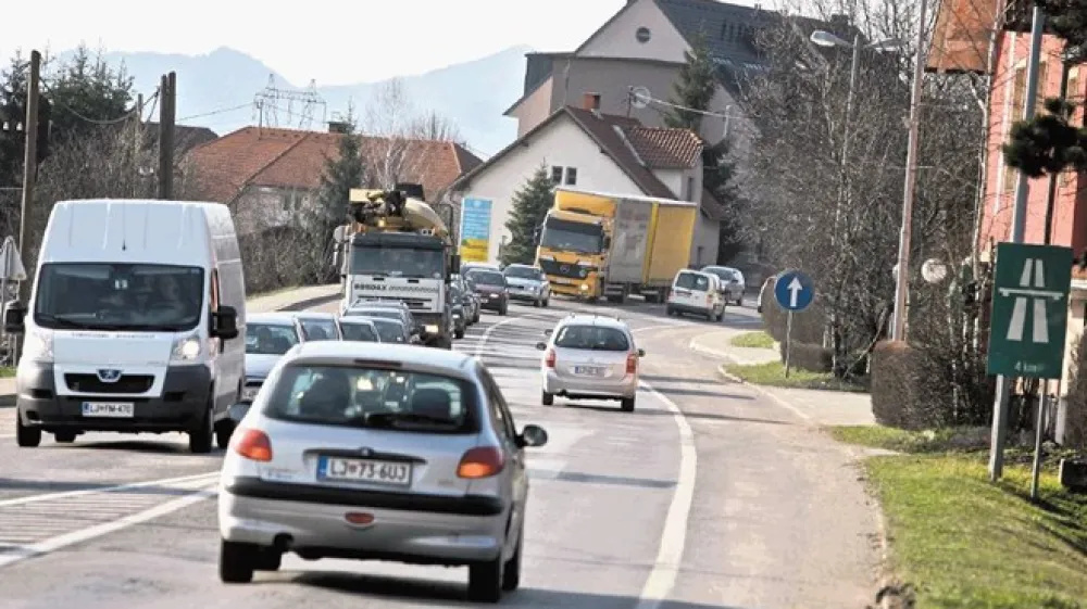 Na direkciji za ceste so imeli že v začetku leto&scaron;njega leta pripravljen projekt z raz&scaron;iritvijo dolenjke na območju &Scaron;kofljice na tri vozne pasove, pri čemer bi se  prometni režim spreminjal s pomočjo talne elektronske signalizacije. Ministrstvo je projekt zavrnilo in predlagalo, da bi vendarle poskusili z ureditvijo &scaron;tirih pasov.