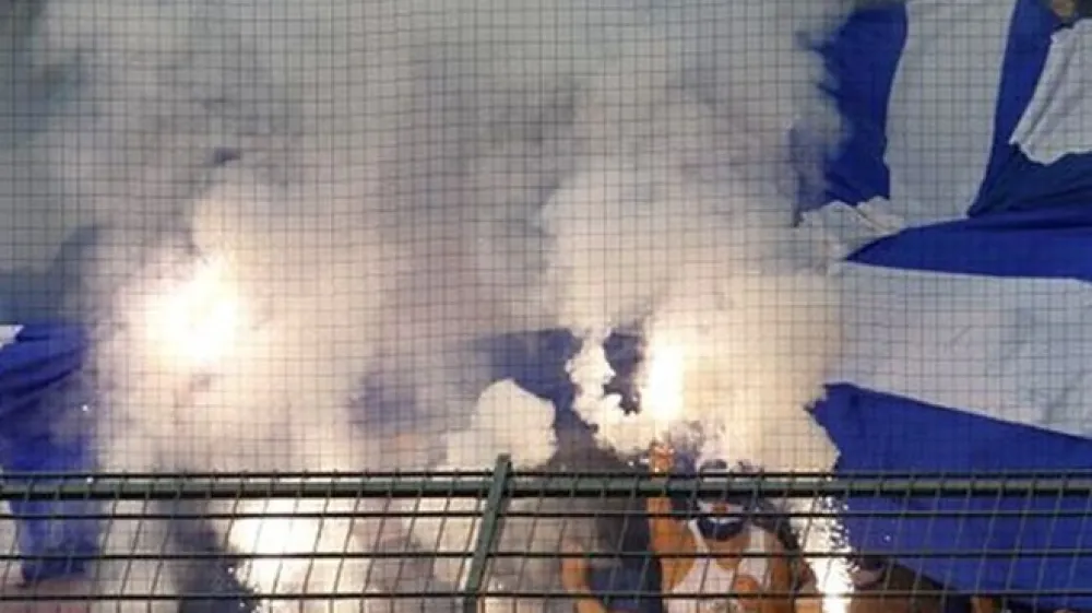 Schalkejevi navijači so med tekmo prižigali bakle.