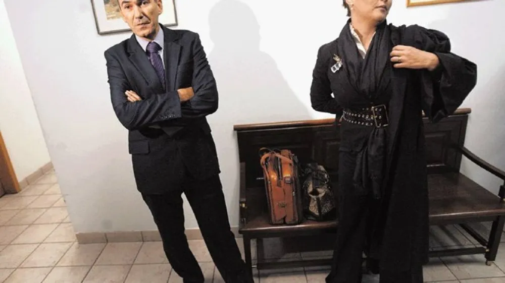 Janez Jan&scaron;a in Nina Zidar Klemenčič sta prekinila poslovno sodelovanje. Zanimivo je, da se je to zgodilo kmalu po objavi za premierja obremenjujočega poročila komisije za preprečevanje korupcije, ki jo vodi življenjski sopotnik Zidar-Klemenčičeve.