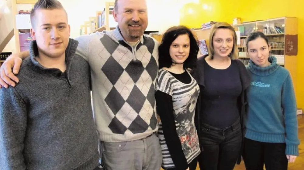 Del zmagovalne deseterice iz Gimnazije Novo mesto, z leve Maj Jaklič, profesor Janez Gorenc, Ivana Lora Kastelic, Nika Bratkovič, Katja  Kelvi&scaron;ar. Na startupu v Celovcu so sodelovali &scaron;e dijaki Nika Miletič, Aleja Repinc, Tomaž Žinko, Iva Starc in Petra Ravbar.