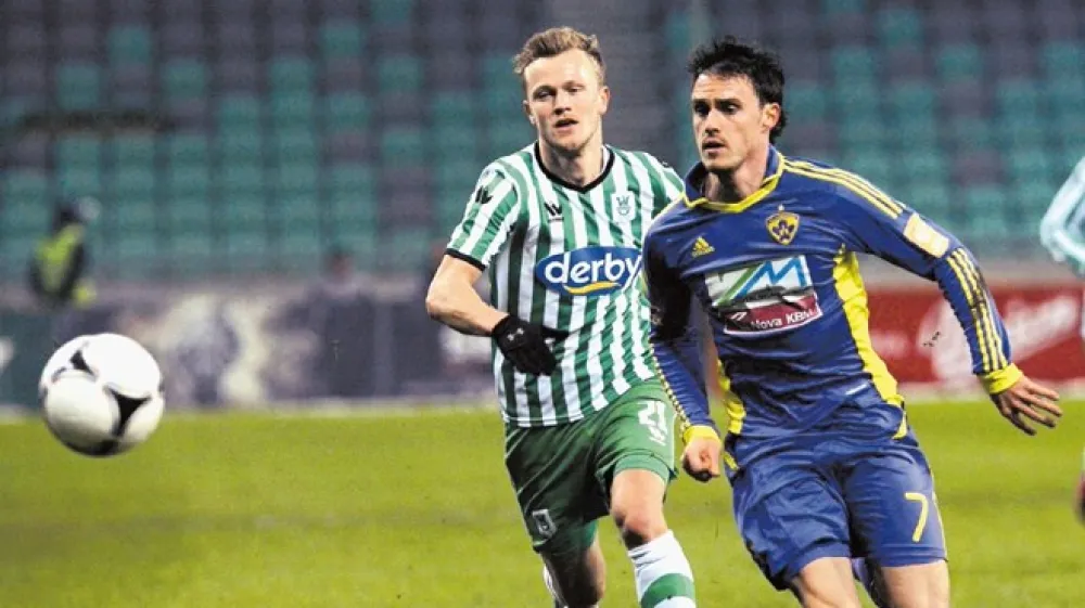 Medtem ko bo vezist Olimpije Nik Omladič (v zelenem) ta konec tedna lahko počival, branilca Maribora Ale&scaron;a Mejača čaka tekma s Triglavom.