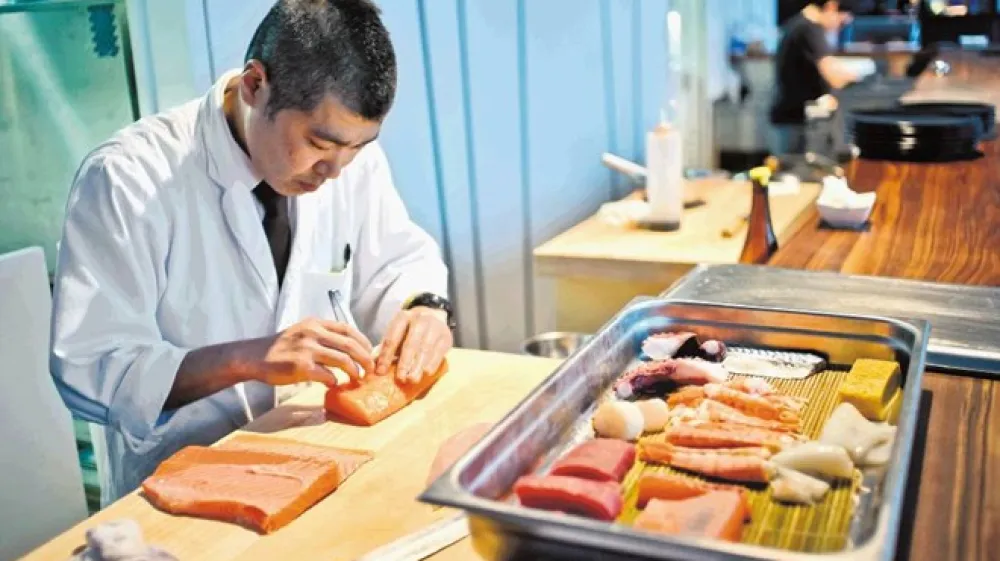 Jo&scaron;ihiko Fudžita je v Slovenijo pri&scaron;el pred več kot desetimi leti; najprej je kuhal v prvi japonski restavraciji pri nas, ljubljanski Sushimami, pozneje v restavraciji JB, zdaj pa dela v  restavraciji Maru v &Scaron;i&scaron;ki.