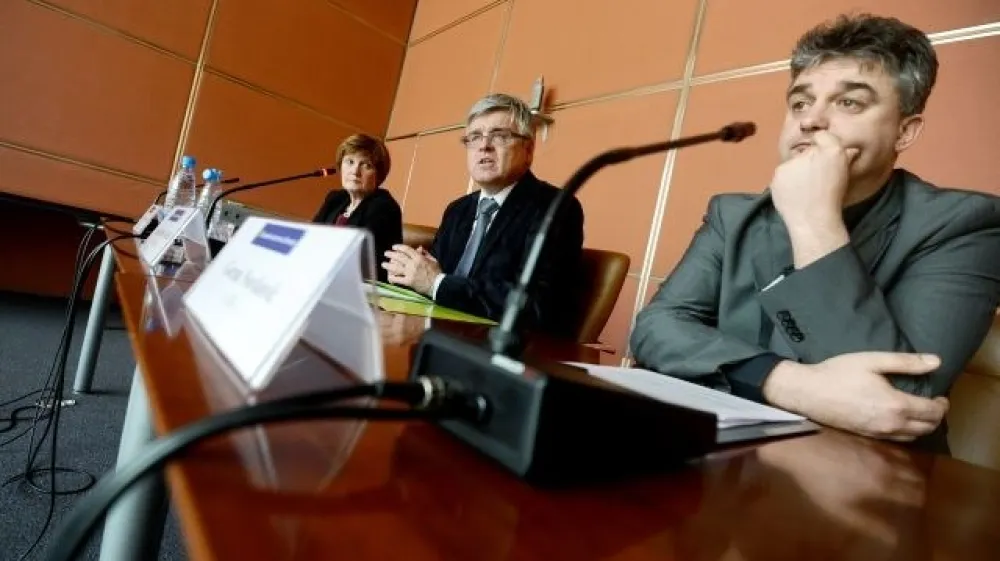 Izvr&scaron;na direktorica GZS za zakonodajo in politike Alenka Avber&scaron;ek, predsednik GZS Samo Hribar Milič in svetovalec generalnega direktorja GZS Goran Novković. (Foto: STA/Tamino Petelin&scaron;ek)