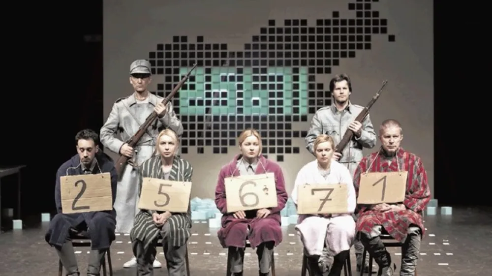 Predstava 25.671 zavzame do občinstva prav neusmiljeno neposreden odnos.